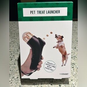 NWT-Pet Treat Launcher Toy/Fun Dog Training & reward Toy.